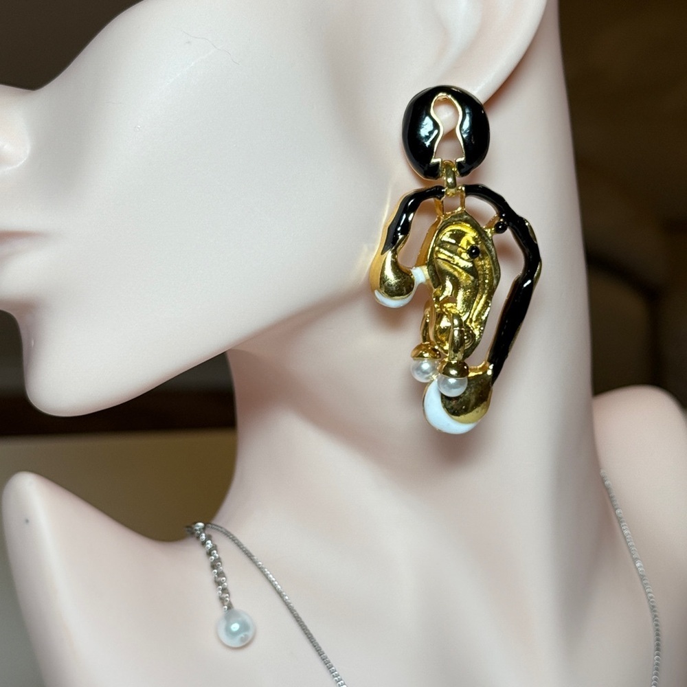 ⚜️ Elegant Gold and Black Earrings with Pearl Accents - Picture 3 of 12